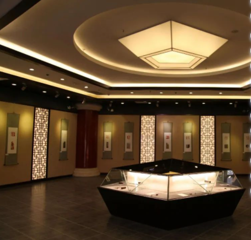 客廳立式展示柜，現(xiàn)代中式展示柜該如何設(shè)計(jì)？