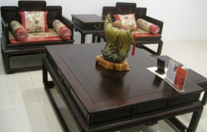 沙發(fā)清洗維修：大紅酸枝素面沙發(fā)，客廳家具不將就
